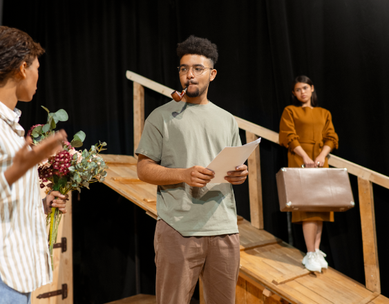 Freepik | Estudiantes repasando para la clase de teatro.