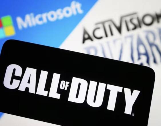 Europa Press | Ilustración de Call Of Duty en un smartphone con el logo de Activision Blizzard de fondo.