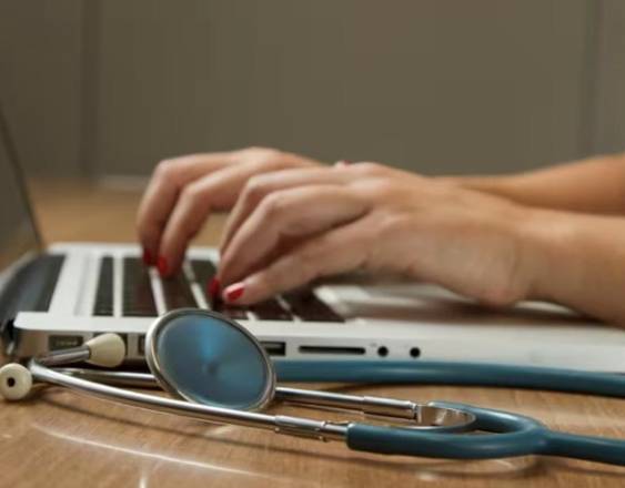 Europa Press | Una persona usa una laptop.