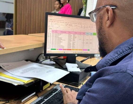 Cortesía | Una persona en el Municipio de Panamá realiza trámites.