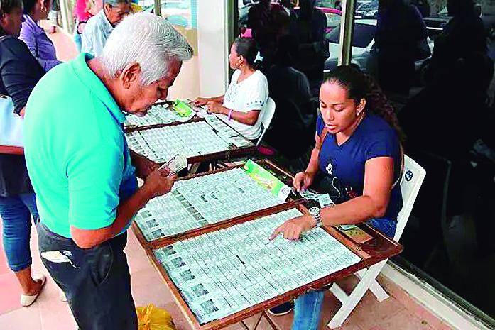 Compradores denuncian irregularidades en venta de chances y billetes de lotería