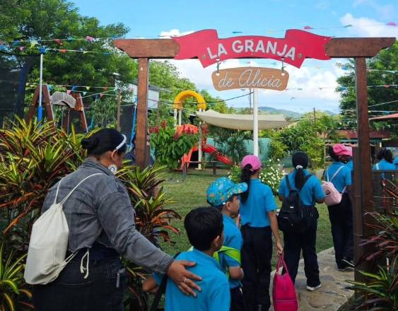 @lagranjadealicia.pty | Gira escolar en La Granja de Alicia.