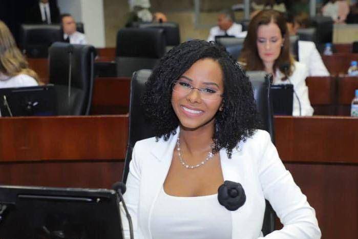 Diputada Chandler recibe beca y viajará a España