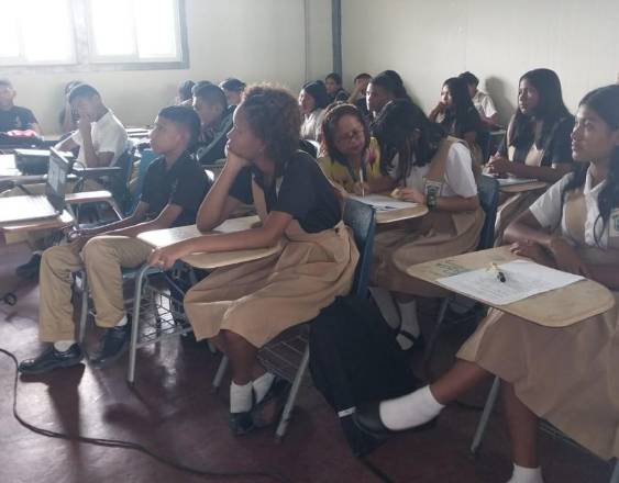 MIDES | Estudiantes en un salón de clases.