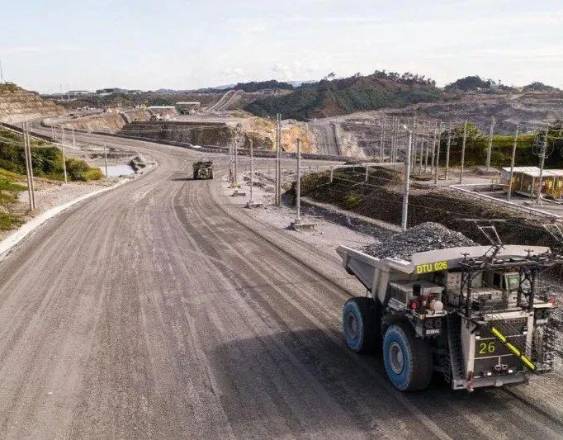 ML | Un camión circula por una carretera de la mina.