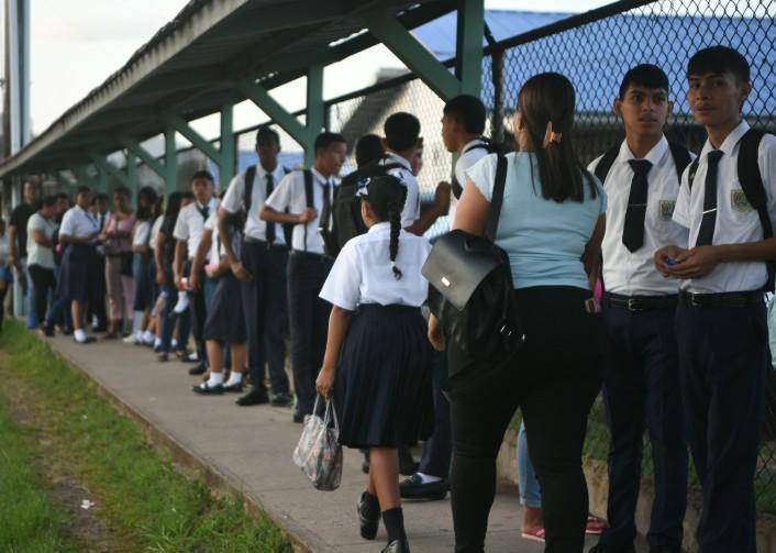 Docentes y estudiantes regresan a las aulas