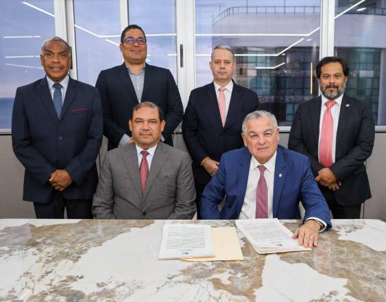ML | Autoridades durante el refrendo del contrato que garantiza operatividad de los puertos Balboa y Cristóbal.