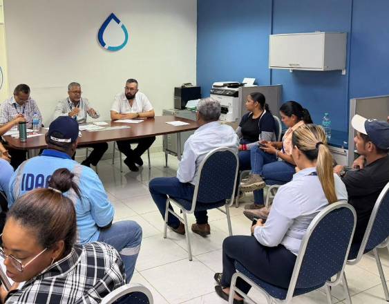ML | Durante la reunión con personal del IDAAN en Carrasquilla.