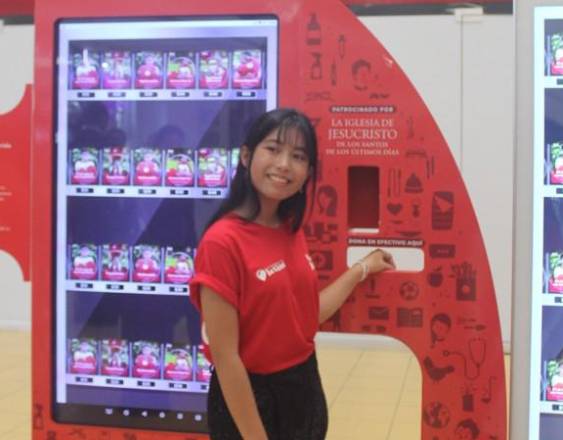 Cortesía | Una joven deposita su donación en la máquina “Ilumina el Mundo” en Albrook Mall.
