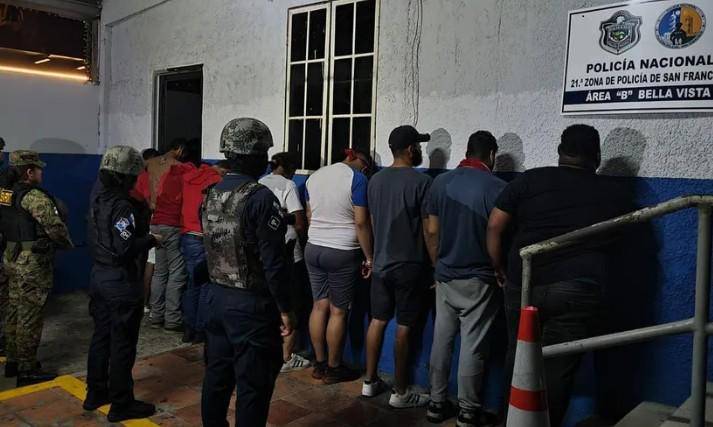 Cortesía | Unidad policial con personas detenidas.