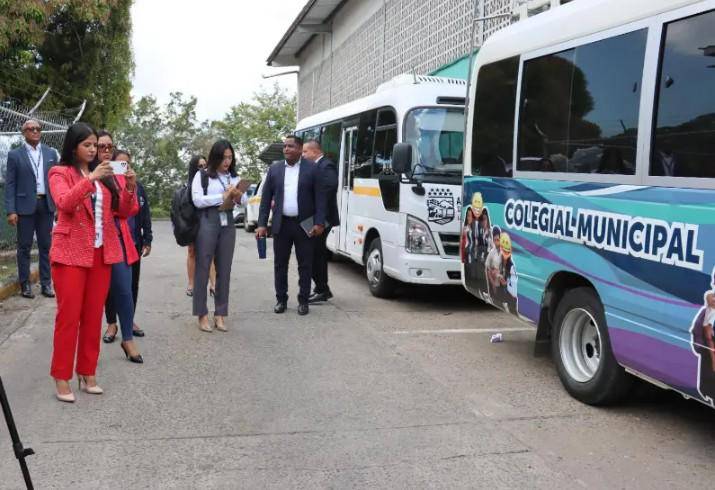 Cuestionan premiación de proyecto de buses escolares