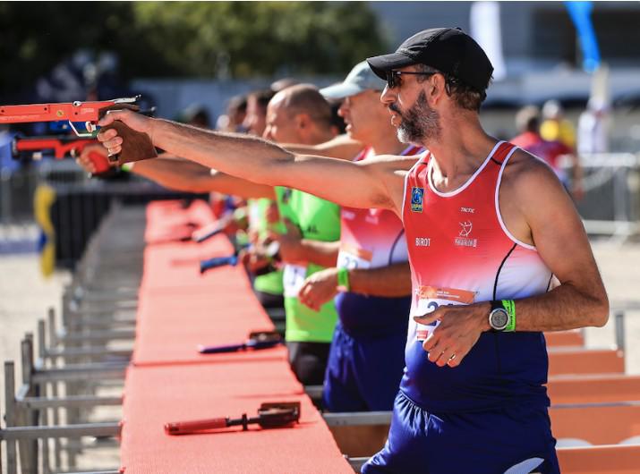 Cortesía | Hombres en un torneo deportivo de Tiro láser apuntando a sus respectivos blancos.