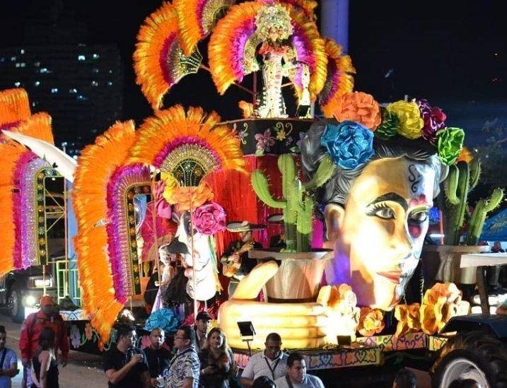 ML | Reina pasea en carro alegórico celebrando el Carnaval.
