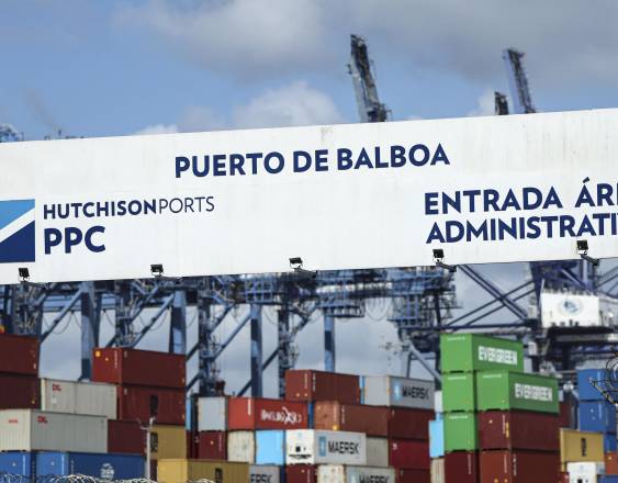 Vista de la entrada administrativa del puerto de Balboa en la Ciudad de Panamá.