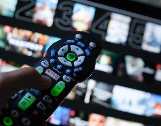 AFP | El logotipo de Netflix en el control remoto de un televisor en Los Ángeles.