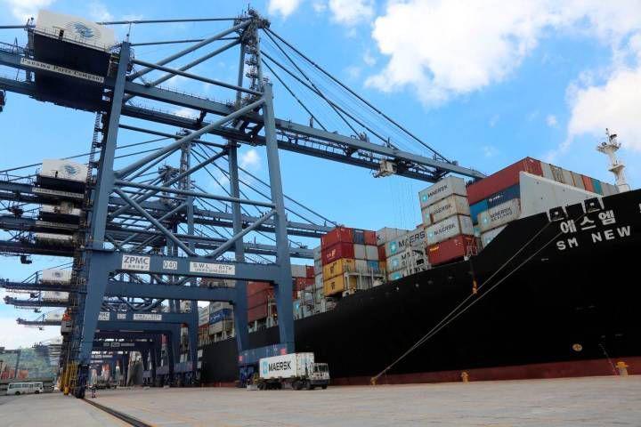 Déficit comercial de EEUU se reduce en agosto según datos retrasados por el cierre