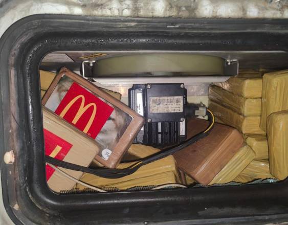 ML | Paquetes hallados en paneles de refrigeración de un contenedor.