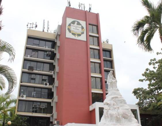 ML | Edificio de la rectoría de la Universidad de Panamá.