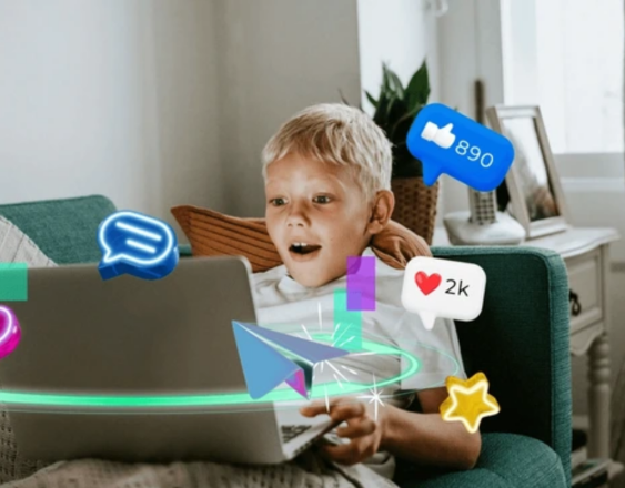 Pexels | Un niño en el sofá utilizando la computadora.