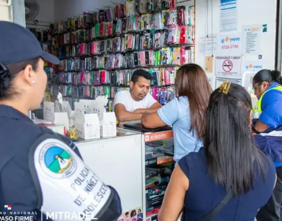 Cortesía | Autoridades durante el recorrido en los comercios.