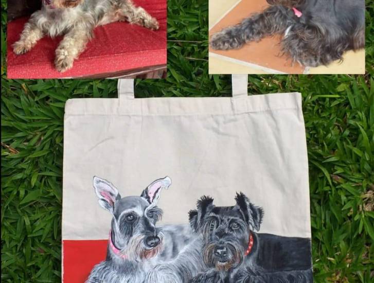 Cortesía | Bolsos con la imagen de dos perros.