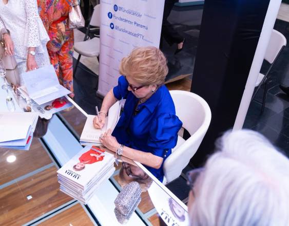 Cortesía | Carmen Amada Pinzón firmando varios ejemplares.