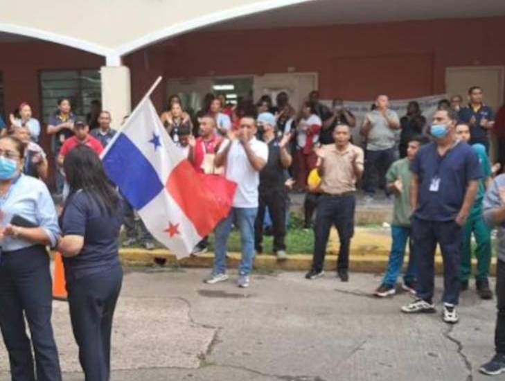 Administrativos y médicos del HST exigen sus pagos