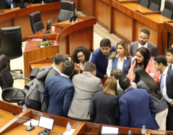 ML | Diputados de la Coalición Vamos y del Movimiento Otro Camino, en el pleno de la Asamblea.