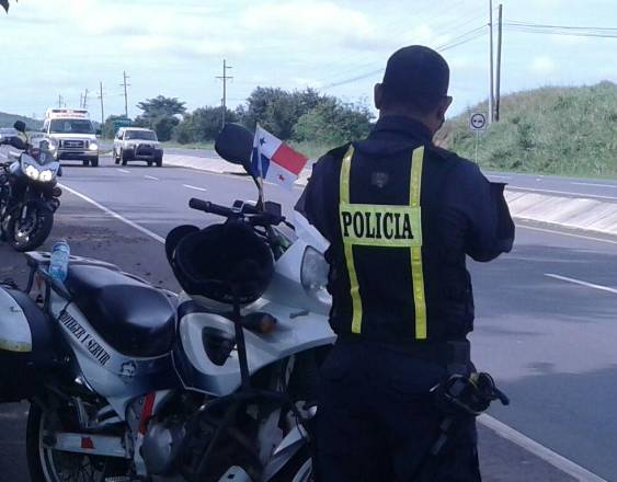 Cortesía | Un Policía inspeccionando.