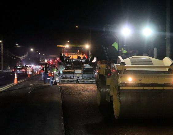 El MOP rehabilita la vía José Agustín Arango y aplica 105 toneladas de asfalto