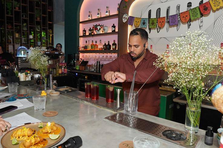 Bartender Luis Villegas triunfa en el Mezcal Lab y representará a Panamá en México.