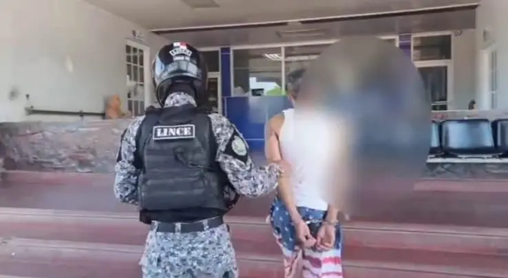 Cortesía | Unidad policial con un ciudadano arrestado.