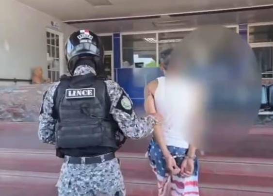 Cortesía | Unidad policial con un ciudadano arrestado.