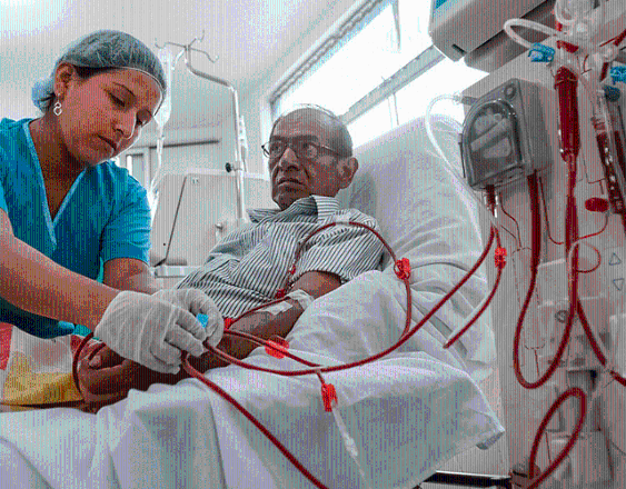 Cortesía | Una enfermera atendiendo a un paciente con enfermedad crónica.