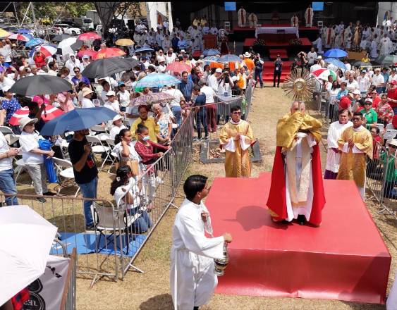 Monseñor Ulloa hizo un llamado a la conciencia social durante la homilía del II Domingo de Pascua