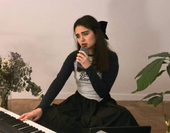 ML | La cantautora ecuatoriana Sissie canta y toca el piano.