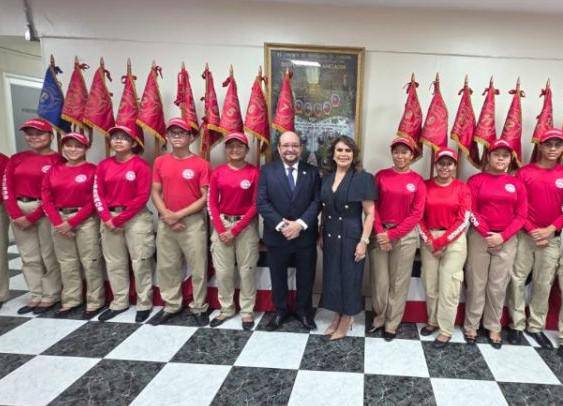 Cortesía | Brigada infantil y juvenil con las autoridades.