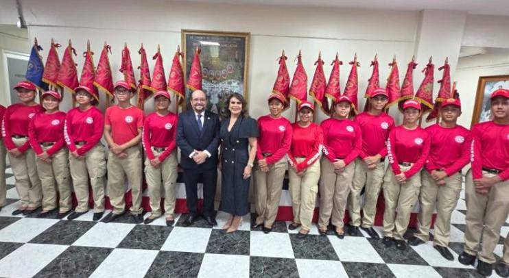 Cortesía | Brigada infantil y juvenil con las autoridades.