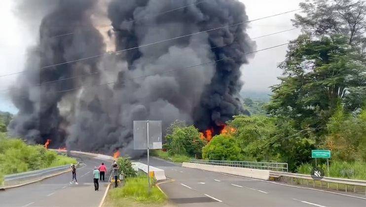 Un camión cisterna se incendia en la carretera Interamericana a la altura de Viguí