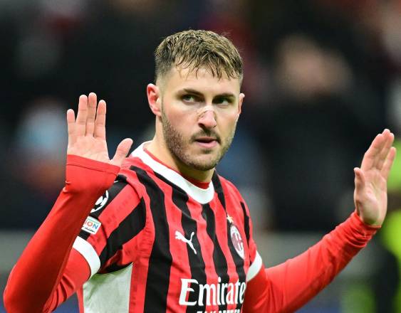 El delantero mexicano del AC Milan, Santiago Giménez.