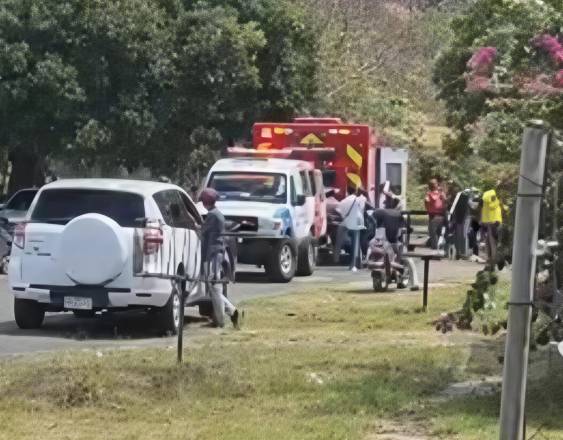ML | Los bomberos atendiendo a las personas afectadas.
