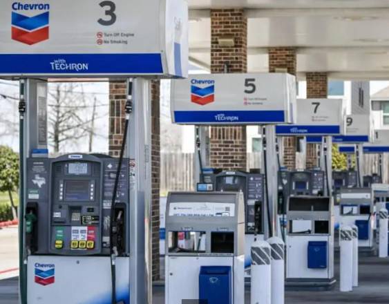 AFP | Las máquinas dispensadoras de combustible en una estación.