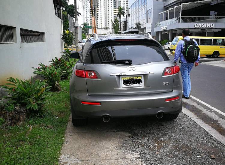 Alcalde podría sancionar por autos mal estacionados