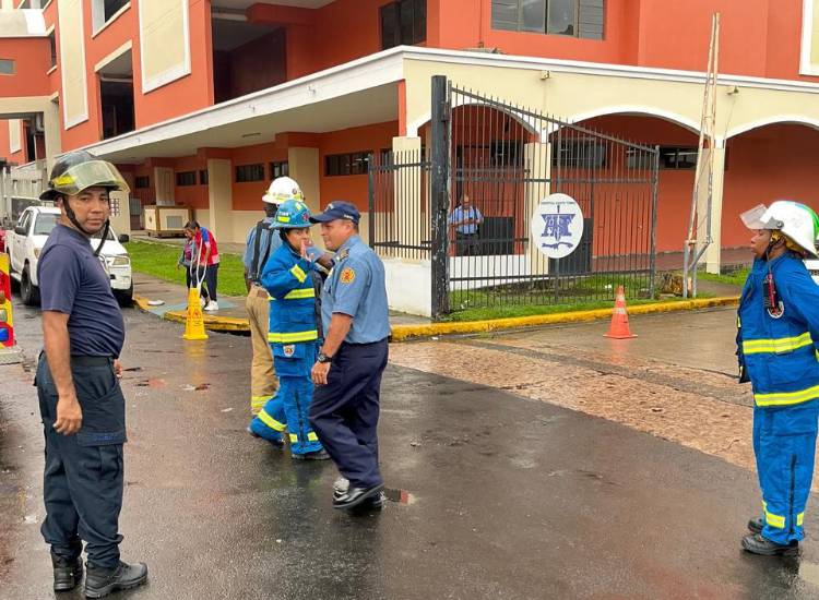 Bomberos atienden posible presencia de gas irritante en el Hospital Santo Tomás
