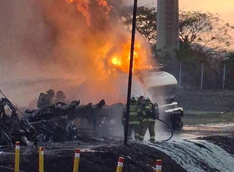 Cortesía | Unidades del cuerpo de bomberos sofocando el incendio en La Boca.