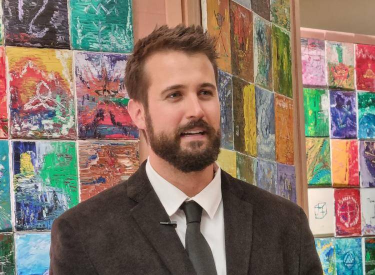 El pintor Travis Taliaferro presenta su exposición “Puente creativo, más allá de lo tangible”