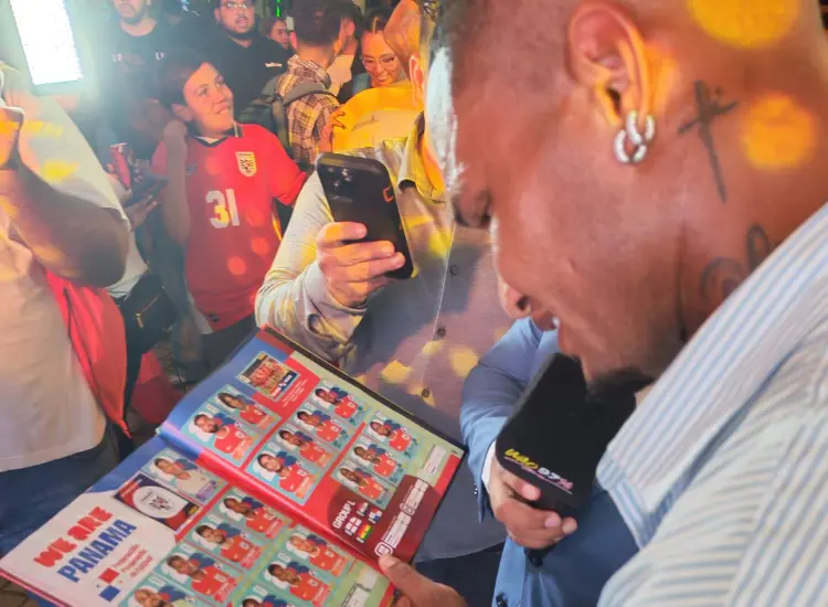 R.Robinson | El futbolista panameño Eric Davis firma un álbum.