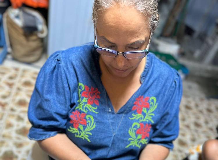 Sandalias con diseños de tembleques, emprendimiento que resalta la cultura