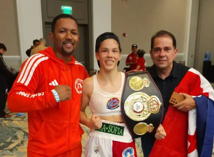 Nataly Delgado conquista el título mundial supermosca de la AMB