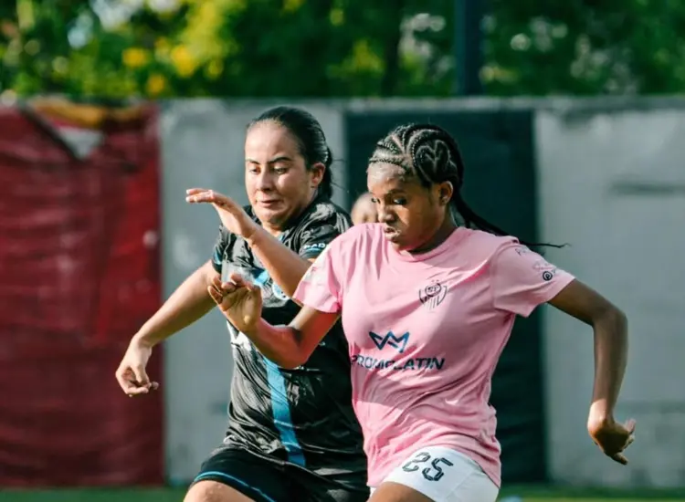 Cortesía | Jugadoras del Santa Fe (rosado) y del UMECIT FC.